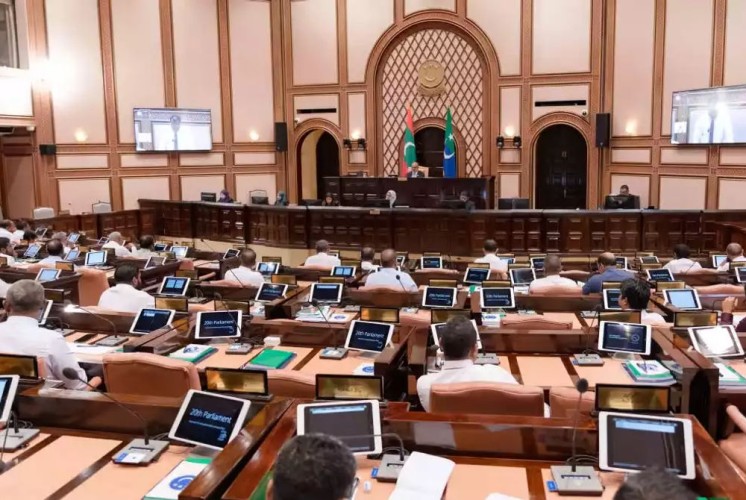 ކަންބޮޑުވުންތައް ބޮލާލާ ޖަހާ ކައުންސިލަރުންގެ އަދަދު މަދުކުރަން މަޖިލީހުން ފާސްކޮށްފި