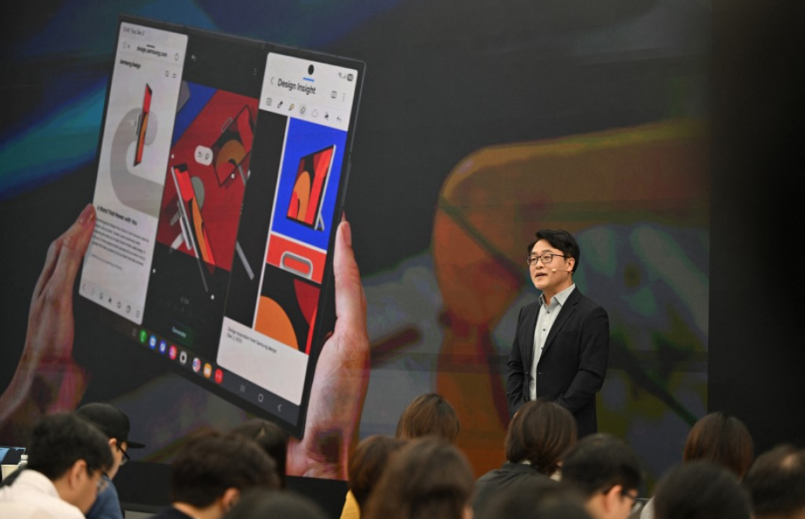 ތިން ތަނުން ފަށްޖެހޭ ފޯނެއް ސެމްސަންގުން ނެރެފި، އަގަކީ 2،443 ޑޮލަރު