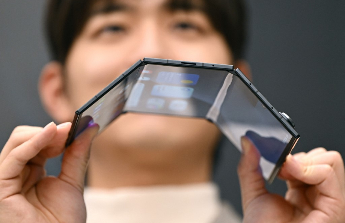 ތިން ތަނުން ފަށްޖެހޭ ފޯނެއް ސެމްސަންގުން ނެރެފި، އަގަކީ 2،443 ޑޮލަރު