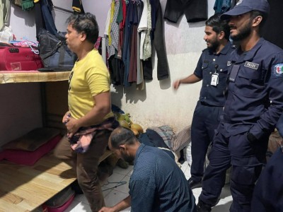 ނިދާ ކޮޓަރީގައި ކުރުނބާ ފަނި ގިރައި, ވިއްކަމުން ދިޔަ ދެ ބިދޭސީން އިމިގްރޭޝަނަށް