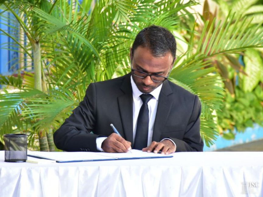 ސިވިލް ކޯޓުގެ ދެ ގާޒީންނާ ދެކޮޅަށް، މުވައްޒަފުން ޖޭއެސްސީއަށް