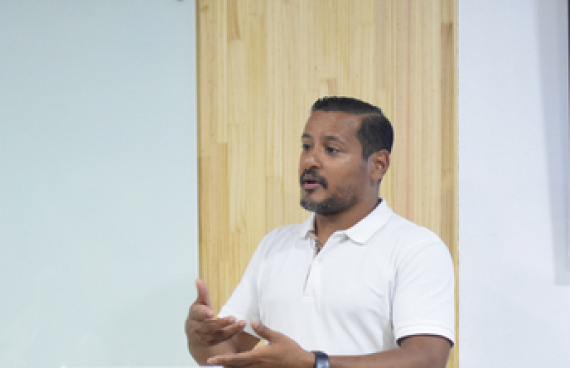 ތުހުމަތުތަކާ އެކު ދަ ޓްރެވެލް ގައިސް އިން ސަނީ އުމަރު ވަކިކުރަން ނިންމައިފި