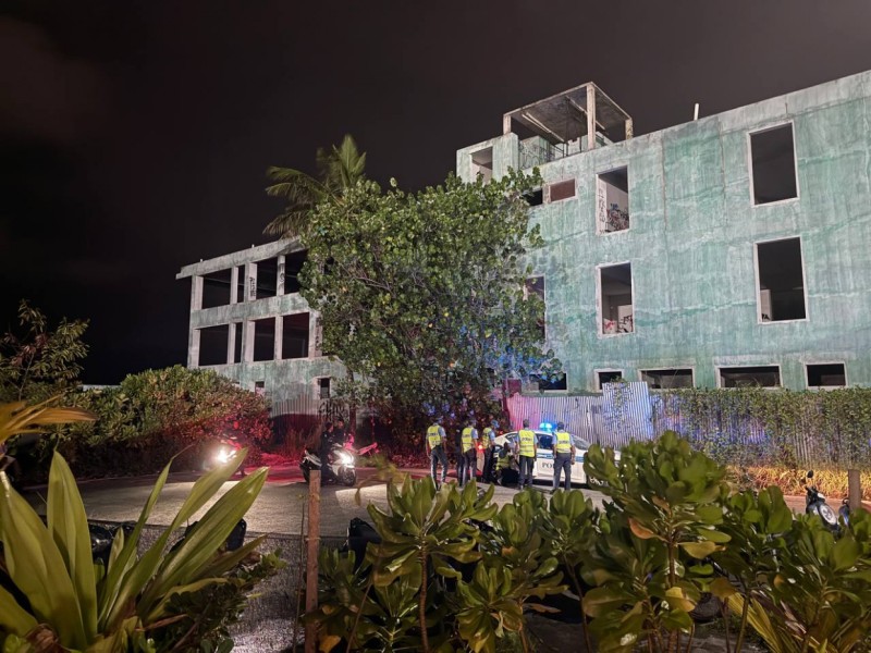 ވޯޓާ ޕާކަށް ގިނަ އަދަދެއްގެ ފުލުހުން ވަދެ، ގެންދިޔައީ ވެއްޓިފައި އޮތް ޒުވާން އަންހެނެއް