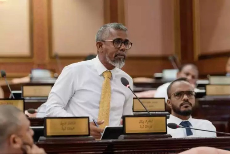 މި މަޖިލީހުގައި މައިގަނޑު މަސައްކަތަކަށް އޮންނަނީ އިއްޔެ ހެދި ގާނޫނު މިއަދު އިސްލާހު ކުރުން: މެންބަރު ޒިޔާދު