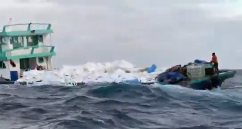 ތިން މީހުން ތިބި، މުދާ އުފުލާ ދޯންޏެއް އަޑިއަށްދާތީ ފުލުހުން ހަރަކާތްތެރިވަނީ