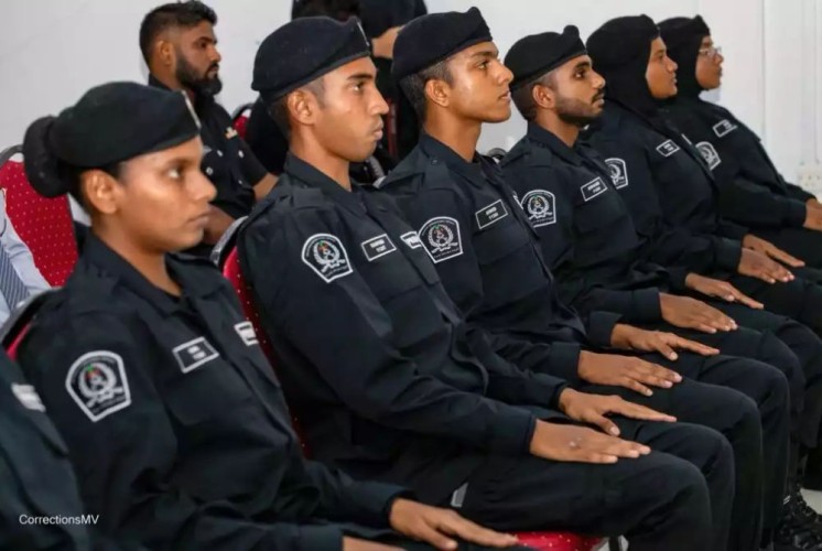 ޕްރެޝަރ ބޮޑުވެ ޕްރިޒަންސް އޮފިސަރުންނާއި ވަޒީރު ބައްދަލުކުރައްވައިފި: މުސާރަ ބޮޑުކުރުމާއި އެ ނޫނަސް އިތުރު ވައުދުތައް ވެވަޑައިގެންނެވި