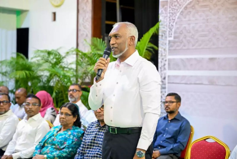 އާދީއްތަ ދުވަހުގެ ރޭ ރައީސް މުއިއްޒު ހެންވޭރު ރައްޔިތުންނާ ބައްދަލު ކުރައްވަނީ