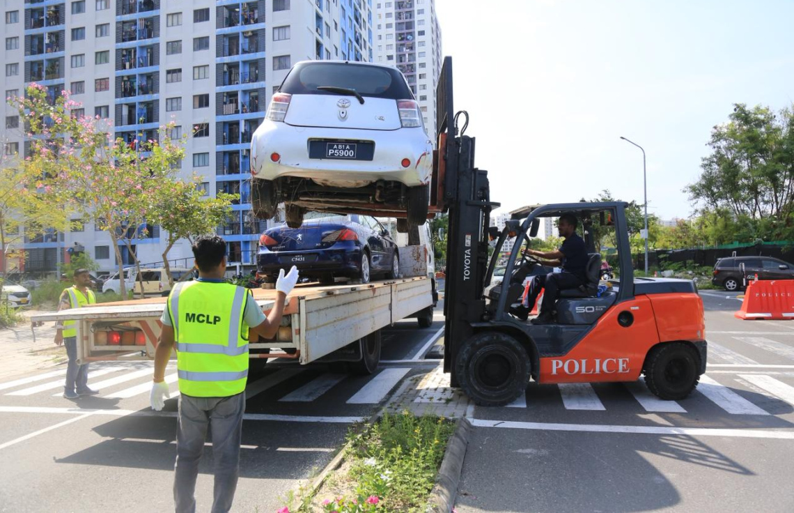 ހުޅުމާލޭގެ މަގުތަކުގައި ގިނަ ދުވަސްވެފައިވާ އުޅަނދުތައް ޓޯ ކުރަން ފަށައިފި