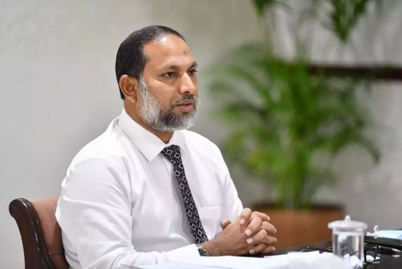 އިމްރާން ރައީސް މުޢިއްޒަށް: ދީނާއި ޤައުމުދެކެ ލޯބިވާންޖެހޭ ވަރާ ގާތަށްވެސް ލޯބިވާނަމަ އަޑި ނޭނގޭ ބޭރު މީހުންނަށް ސިޓިޒަންޝިޕް ދިނުމުގެ މަސައްކަތް ނުކުރެއްވީސް!