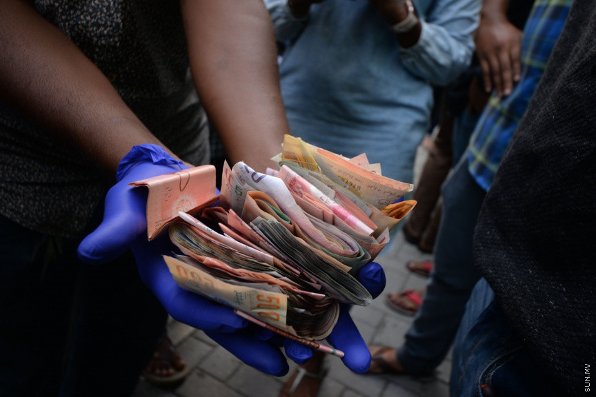 އައްޑޫގެ ބޮޑު ޑުރަގު ނެޓްވޯކެއްގެ ބަޔަކު ހައްޔަރަށް؛ 5 އަހަރު ތެރޭ 4 މީހަކު 19 މިލިއަން ދައުރުކުރި