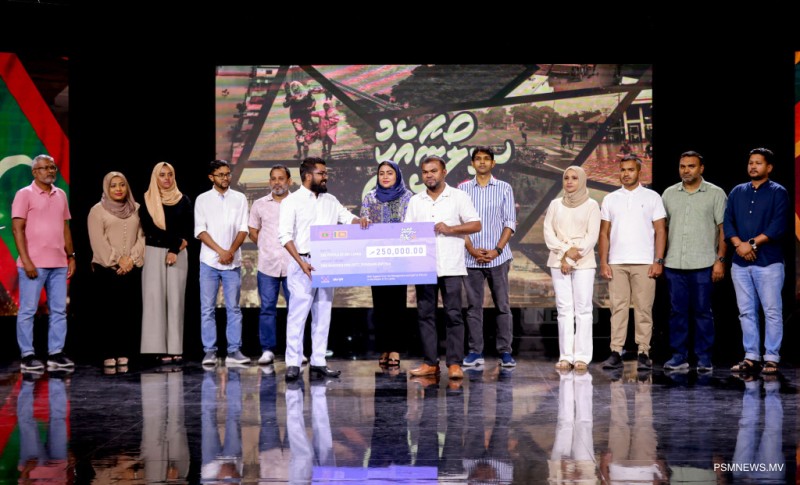 ފޮޓޯ: ސިލޯނާއެކު ދިވެހީން: ސްޓެލްކޯއިން ފައިސާގެ އެހީ ހަވާލުކުރުން