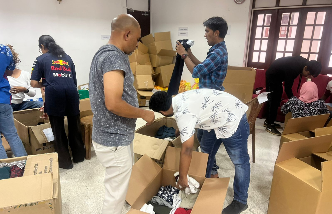 ހާލުގައި ޖެހުނު މީހުންނަށް ލަންކާގައި އުޅޭ ދިވެހިން ގިނަ އަދަދެއްގެ ސާމާނު ހަދިޔާކޮށްފި