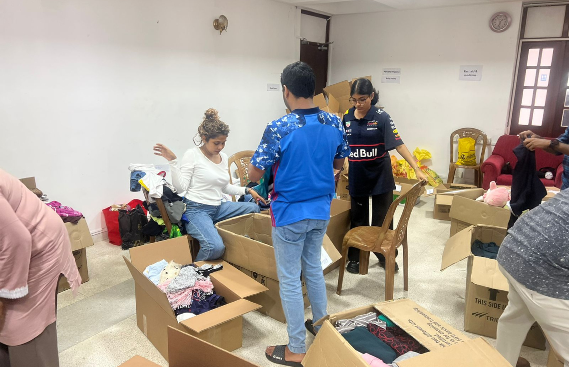 ހާލުގައި ޖެހުނު މީހުންނަށް ލަންކާގައި އުޅޭ ދިވެހިން ގިނަ އަދަދެއްގެ ސާމާނު ހަދިޔާކޮށްފި