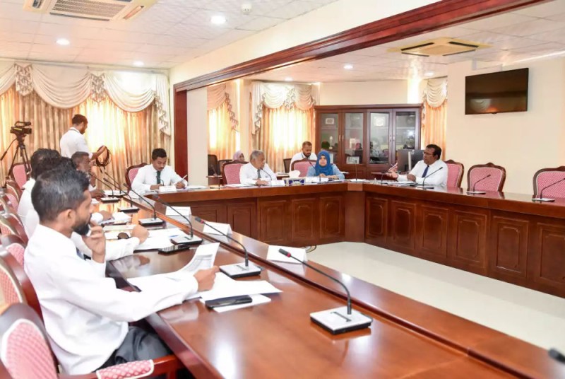 އައިކޮމް މުވައްޒަފުންނަށް ދިން ލިވިން އެލަވަންސް އަތުލަން އެންގި މައްސަލަ މާލިއްޔަތު ކޮމިޓީ އިން ބަލަނީ