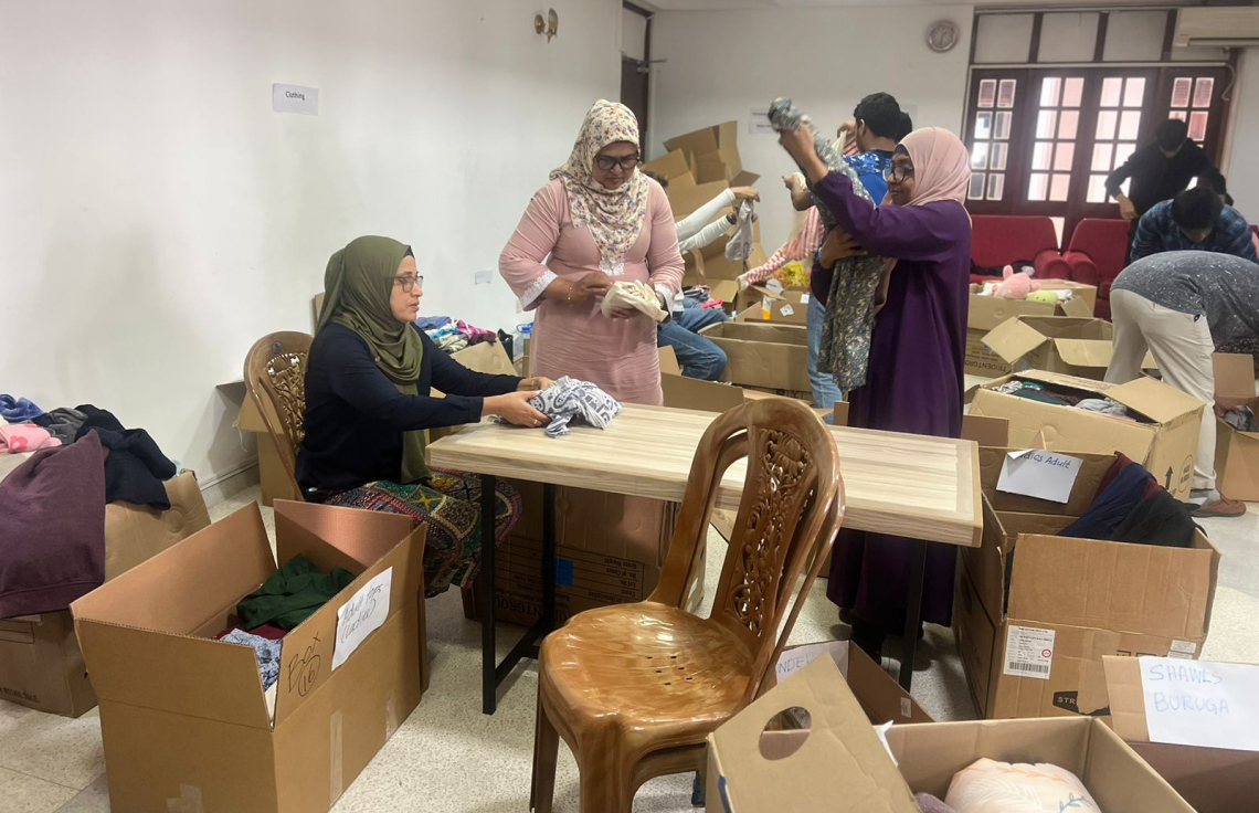 ހާލުގައި ޖެހުނު މީހުންނަށް ލަންކާގައި އުޅޭ ދިވެހިން ގިނަ އަދަދެއްގެ ސާމާނު ހަދިޔާކޮށްފި