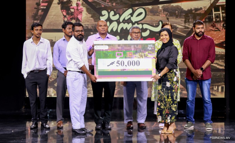 ފޮޓޯ: ސިލޯނާއެކު ދިވެހީން: ޞިއްޙީ ވުޒާރާއިން ފައިސާގެ އެހީ ހަވާލުކުރުން