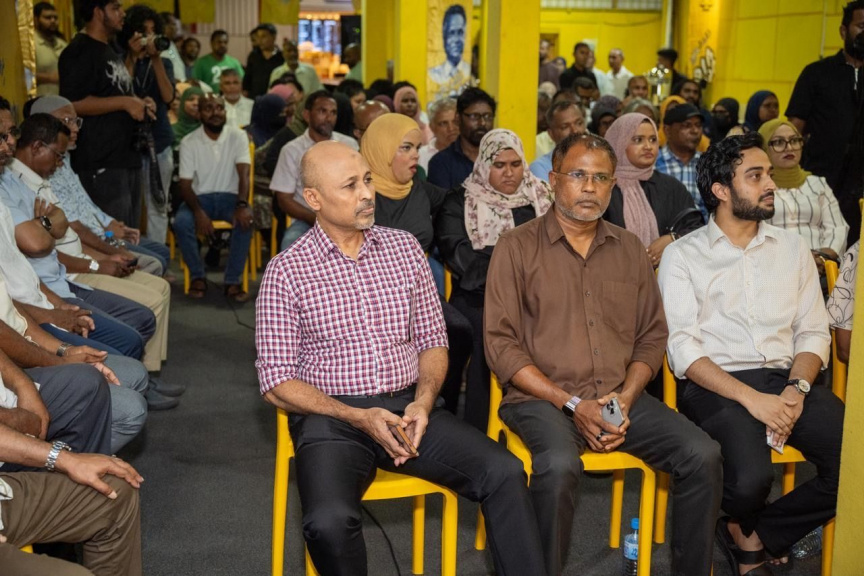 އާދަމް އާޒިމަށް ތާއިދުކުރާ އެމްޑީޕީ މެންބަރުން: ''ބޭނުމީ ކަންކަންކޮށްފައި ދައްކާ، ނަޒާހަތްތެރި މޭޔަރެއް''