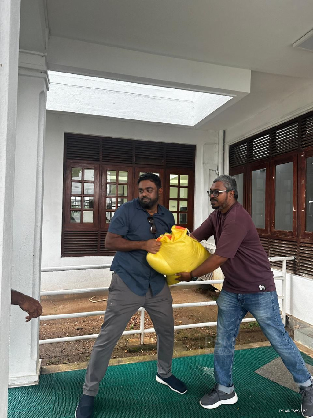 ލަންކާގައި އުޅޭ ދިވެހިން އަސާސީ ސާމާނު ހަދިޔާކޮށްފި