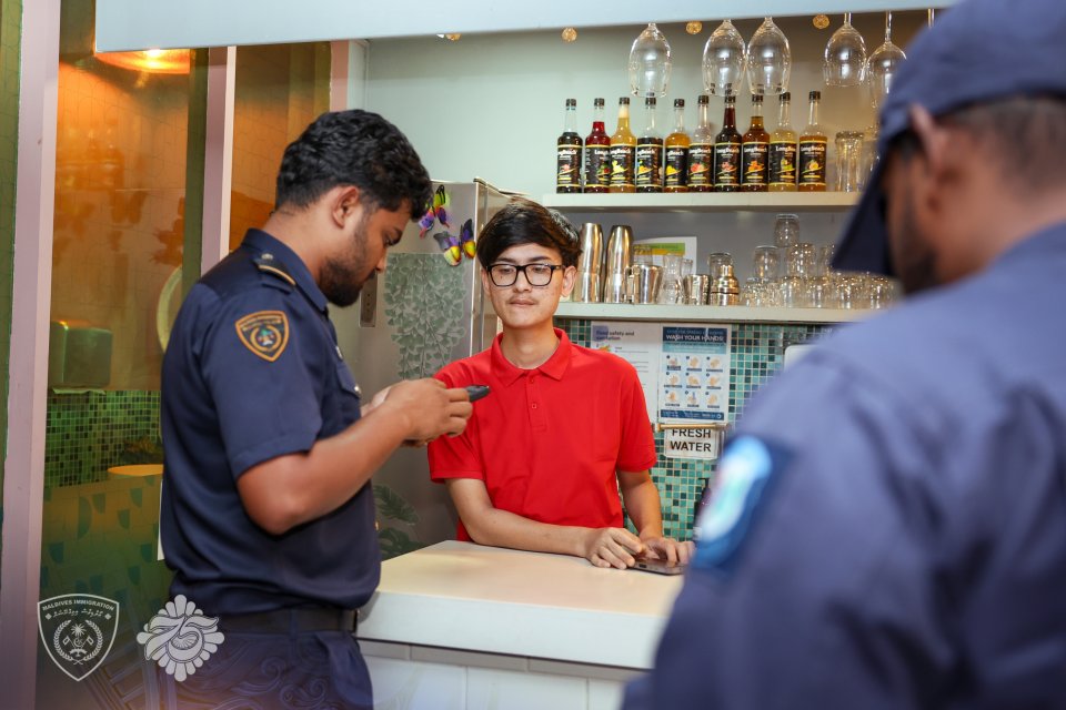 ގަވާއިދާ ހިލާފަށް ބިދޭސީން ހިންގާ 11 ވިޔަފާރިއެއް ބަންދުކޮށްފި