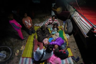 ތައިލެންޑާއި ކެމްބޯޑިއާ ހަމަނުޖެހުން: ބައި މިލިއަނަށް ވުރެ ގިނަ މީހުން ގެދޮރު ދޫކޮށް ގޮސްފި