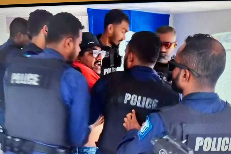 މަސްވެރިންގެ މުޒާހަރާގެ ތެރެއިން 2 ދޯންޏާއި 3 މީހަކު ފުލުހުންގެ ބެލުމުގެ ދަށަށް ގެނެސްފި، މެންބަރ މައުރޫފު ވެސް ހިމެނޭ