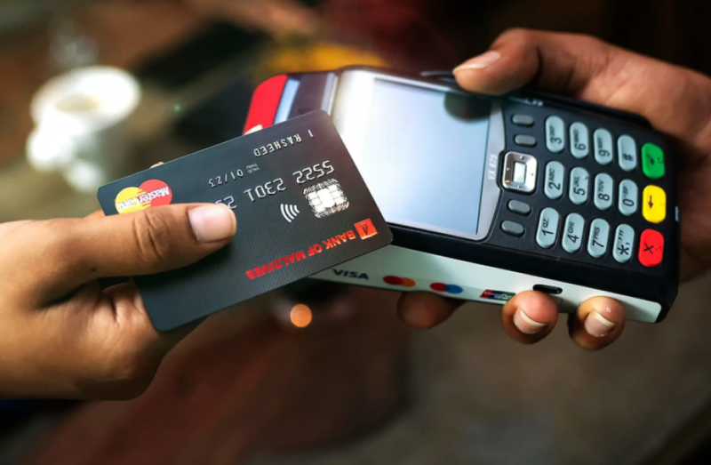 އެކަކު، 100 އަށްވުރެ ގިނަ ކާޑު ބޭރަށް ގެންދިޔަ މައްސަލައަކާއެކު، ޑޮލަރު ލިމިޓް ކަނޑާލާނެކަމުގެ އިންޒާރެއް