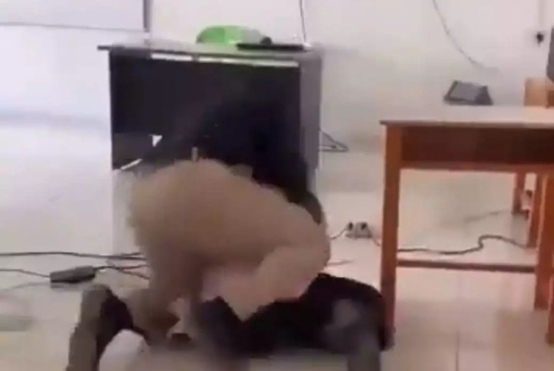 އައްޑޫ ހައި ސްކޫލު ގައި ޓީޗަރަކު ދަރިވަރަކަށް އަނިޔާކޮށް މާރާމާރީ ހިންގައިފި