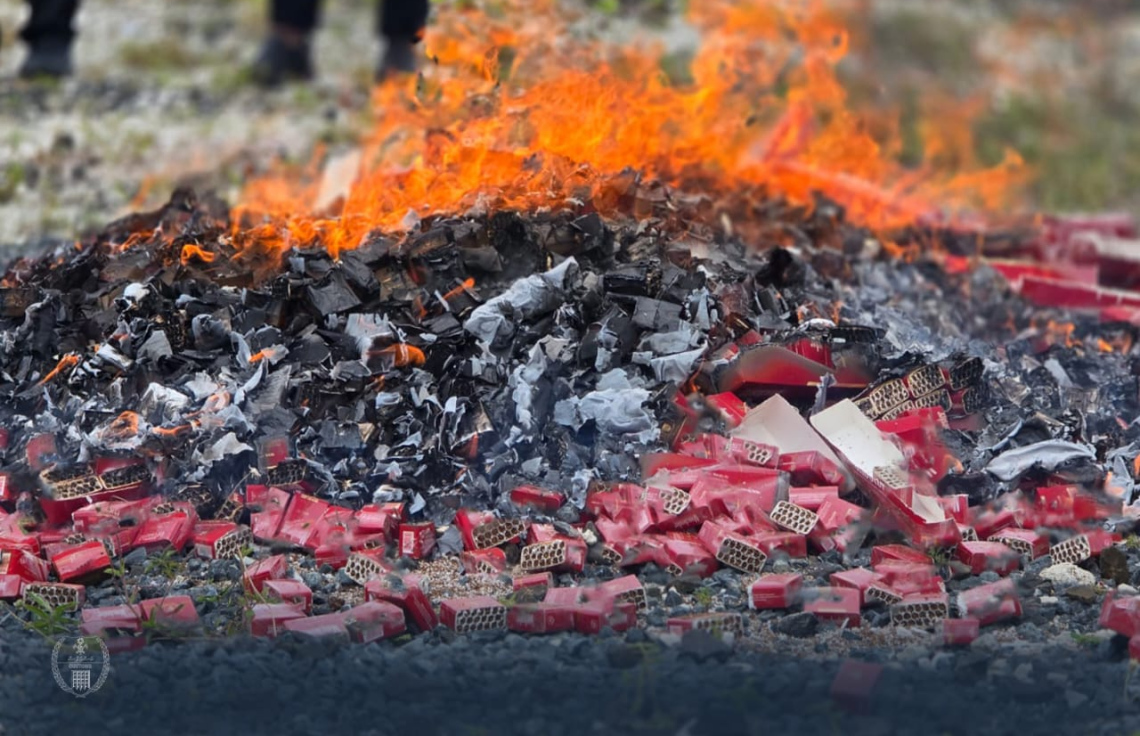 ގަވާއިދާ ހިލާފަށް އެތެރެކުރަން އުޅެނިކޮށް އައްޑޫން ހިފަހައްޓާފައި ހުރި 1.8 މިލިއަން ސިނގިރޭޓު ނައްތާލައިފި