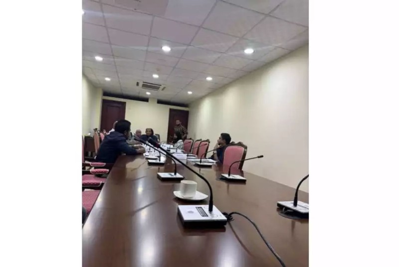 މައުރޫފް ހައްޔަރުކުރުމުން ބޭއްވި ކޮމިޓީ ގައި ވޯޓަށް އަހަން ބޭނުންވާ މިންވަރަށް މެމްބަރުން ހަމަ އެއް ނުވި