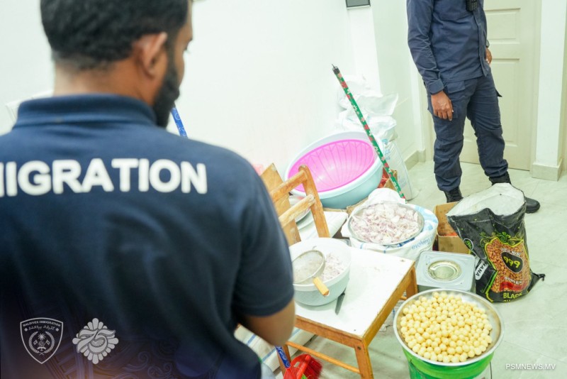 ސާފުތާހިރުކަމެއްނެތި ކާބޯތަކެތި ތައްޔާރުކުރަމުންދިޔަ 18 ބިދޭސީއަކު އަތުލައިގެންފި