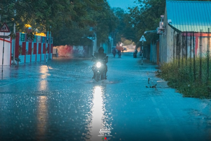 ދަންވަރުން ފެށިގެން ހުއްޓުމެއް ނެތި ވެހުނު ވާރެއާ ހެދި، ތިނަދޫ ފެނު އަޑީގައި
