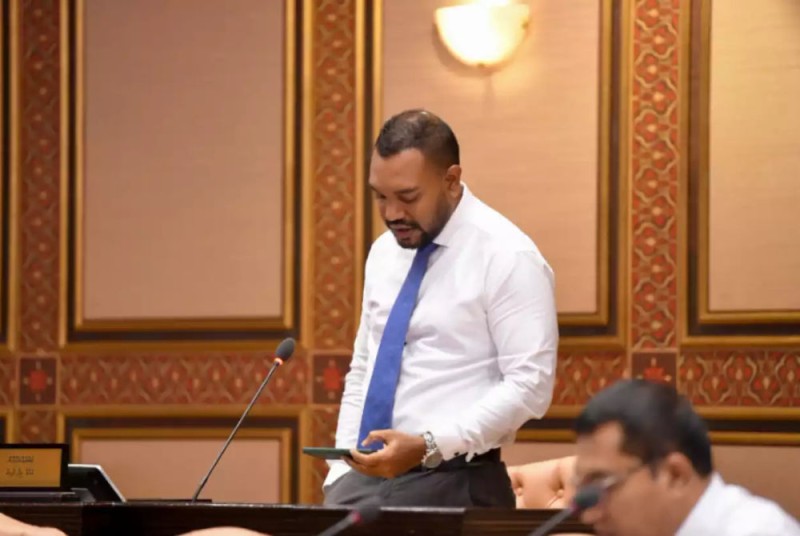 ގޮނޑި ގެއްލޭ އިސްލާހު ފާސްކުރީ ރައްޔިތުންގެ ނިންމުމަށް އިހުތިރާމް ކުރުމަށް ކަމަށް ރައީސް ވިދާޅުވުމުން މެންބަރު އަބްދުއްރަޙްމާންގެ ސުވާލެއް