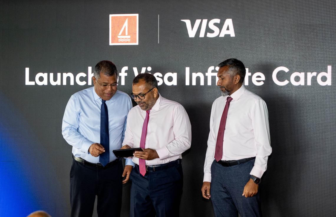 ބީއެމްއެލްއިން ވިސާ އިންފިނިޓް ކާޑު ރާއްޖެ އަށް ތައާރަފްކޮށްފި