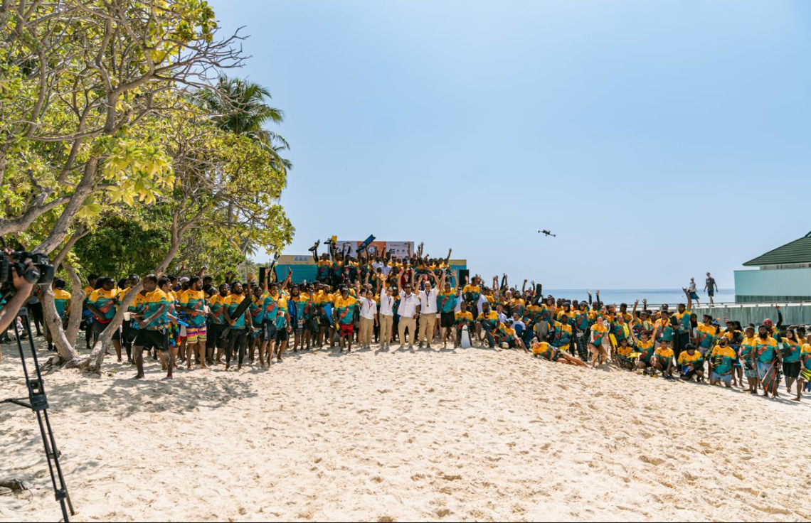 އެންމެ ގިނަ މީހުން އެއްފަހަރާ ފީނައިގެން ރާއްޖޭގައި ރެކޯޑެއް ހަދައިފި