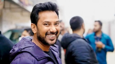 ފިލްމު 'ދުރަންދާރް'ގެ ޝޫޓިންގްތަކުގައި އަކްޝޭ ކަންނާ އުޅުނީ އޮކްސިޖަން މާސްކުގައި