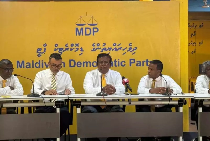 އެއްވާނެ ތަނެއް ނުދީ ރިޝްވަތު ނަގައިގެން އެކަން ހުއްޓުވީ ކަމަށް ބުނެ ސަރުކާރުން ވާހަކަ ފަތުރަނީ ޕާޓީގެ ތެރޭ ނަފްރަތު އުފައްދަން: އިބުރޭ