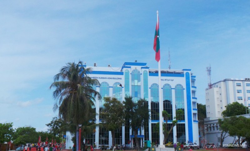 ދެމީހެއްގެ ދެމެދު ހަމަނުޖެހުމެއް ހިނގައި، އެކަކަށް ތޫނު އެއްޗަކުން ޙަމަލާދީފި