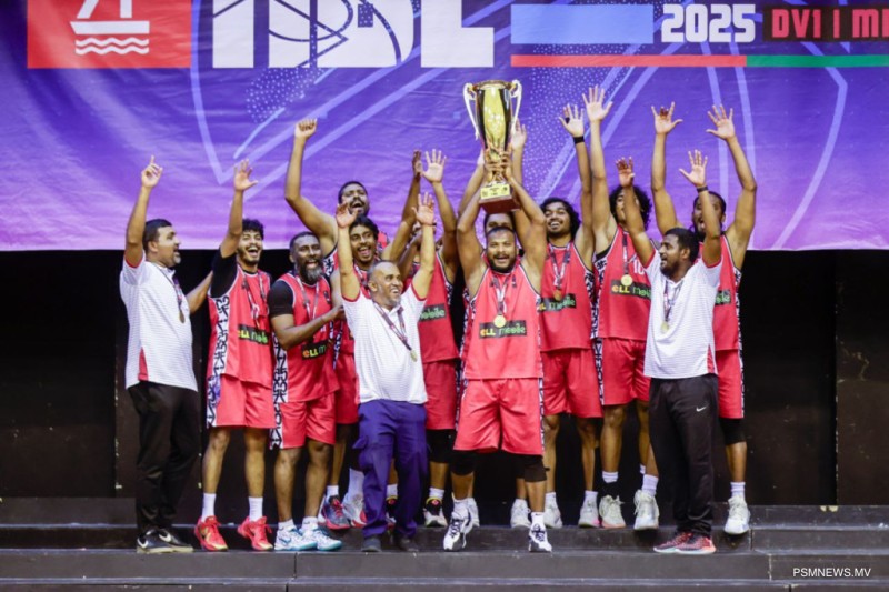 ޤައުމީ ބާސްކެޓްބޯޅަ މުބާރާތް: ޗެމްޕިއަންކަން ޓީރެކްސް އާއި ކުއީންސްއަށް