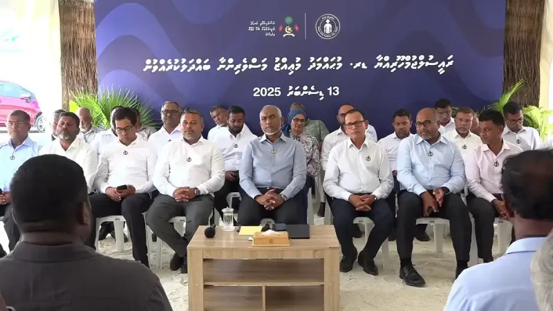 މާލޭގައި 49 މަސް ދޯނި މުޒާހަރާކުރަމުން ދަނިކޮށް، ރައީސް މުއިއްޒު ދުވާފަރަށް ގޮސް ތިރީހަކަށް މަސްވެރިންނާ ބައްދަލު ކުރުމުން ޝަކުވާތައް ބަންޑުން ކޮށްލައިފި
