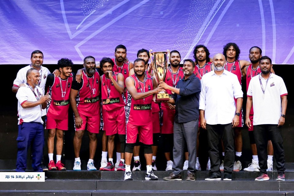 ގައުމީ ބާސްކެޓްބޯޅަ މުބާރާތުގެ ޗެމްޕިއަންކަން ޓީރެކްސް އާއި ކުއީންސްއަށް