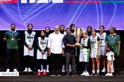 ގައުމީ ބާސްކެޓްބޯޅަ މުބާރާތުގެ ޗެމްޕިއަންކަން ޓީރެކްސް އާއި ކުއީންސްއަށް