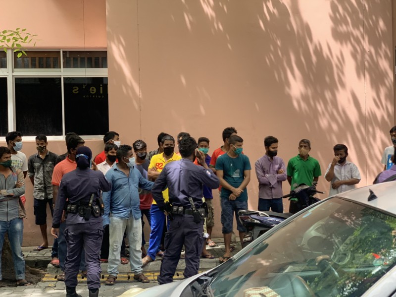 ދަންވަރު މަގުމަތީގައި އުޅޭ ބިދޭސީން ބަލާ ފާސްކުރުމުގެ ތެރޭގައި ޤަވާއިދާއި ޚިލާފަށް ވިޔަފާރި ކުރާ 4 ބިދޭސީ އެއް އަތުލައިގަތް: ފުލުހުން