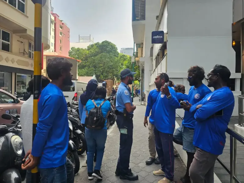 މިނިސްޓަރު ޝިޔާމް ބައްދަލު ކުރެއްވީ ބައެއް މަސްވެރިންނާ، އެހެން މަސްވެރިން ވެލާނާގެ ކައިރީގައި މަޑުކުރަން ފުރުސަތެއް ނުދިން!