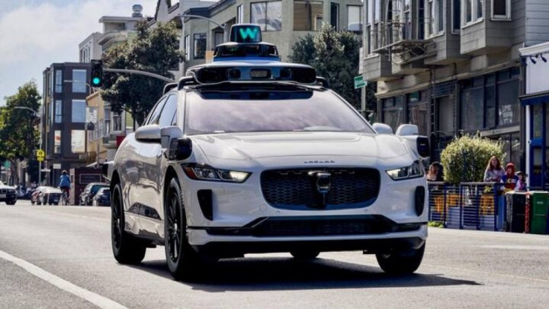 ހޮސްޕިޓަލަށް ދަތުރުކުރަމުން ދިޔަ ވޭމޯ ރޮބޮޓް ޓެކްސީއެއްގެ ތެރޭގައި އެކަނި އޮވެ މީހަކު ވިހައިފި