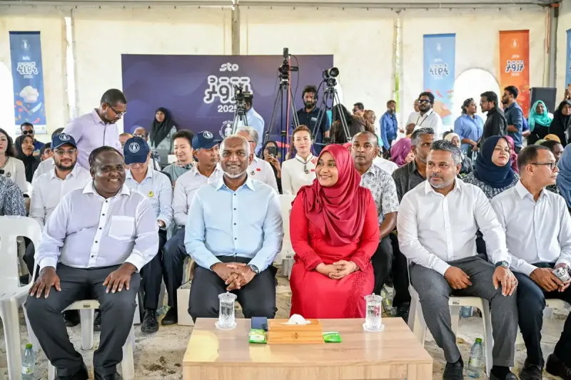 ރައީސް މުއިއްޒު ގެ ދެކަނބަލުން ދުވާފަރަށް ވަޑައިގެންފި