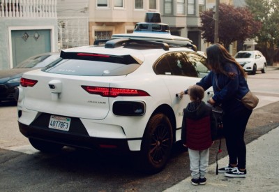 ހޮސްޕިޓަލަށް ދަތުރުކުރަމުން ދިޔަ ވޭމޯ ރޮބޮޓް ޓެކްސީއެއްގެ ތެރޭގައި އެކަނި އޮވެ މީހަކު ވިހައިފި