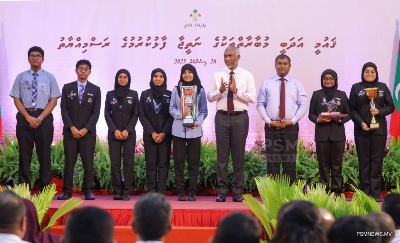 ފޮޓޯ: ޤައުމީ އަދަބީ މުބާރާތްތަކާއި އަތުލިޔުން މުބާރާތުގެ އިނާމު ދިނުމުގެ ރަސްމިއްޔާތު