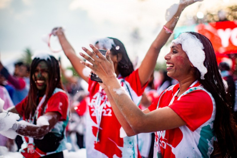 ކަޔާނޯ އާއި ޓެރެފިކް ޖޭމްގެ މެންބަރުން ސޮއިކުރި ޓީޝާޓު