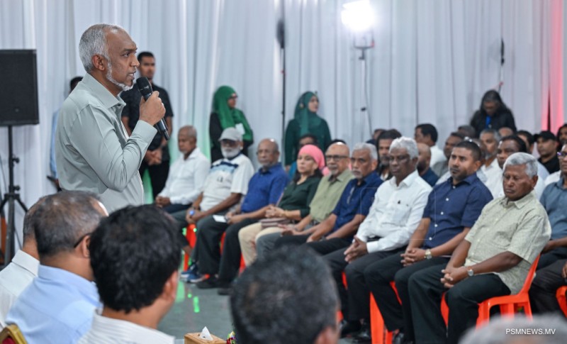 ފޮޓޯ: ރައީސުލްޖުމްހޫރިއްޔާ ޑރ. މުޢިއްޒު ގަލޮޅު ރައްޔިތުންނާ ބައްދަލުކުރެއްވުން