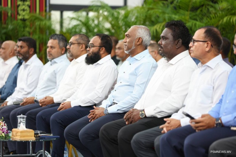 ފޮޓޯ: ރައީސުލްޖުމްހޫރިއްޔާ ހުޅުމާލެ 2 ވަނަ ފިޔަވަހީގައި ދިރިއުޅޭ ރައްޔިތުންނާއެކު ބޭއްވެވި ބައްދަލުކުރެއްވުން
